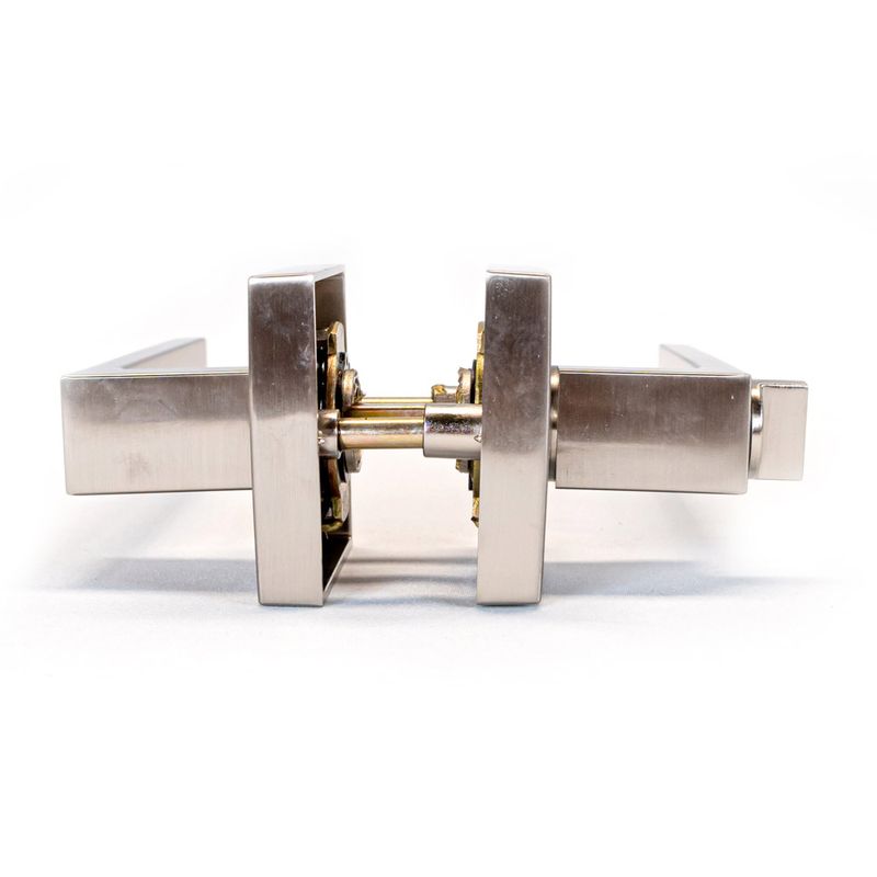 Cerradura-de-manija-para-baño-cromada-Yale-9054