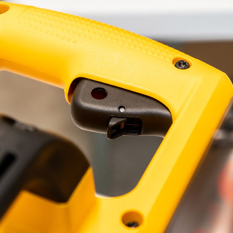 Sierra-ingletadora-DeWalt-DW715-con-un-cartabon-de-12-pulgadas-15-A