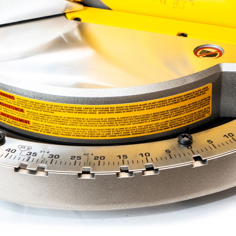 Sierra-ingletadora-DeWalt-DW715-con-un-cartabon-de-12-pulgadas-15-A