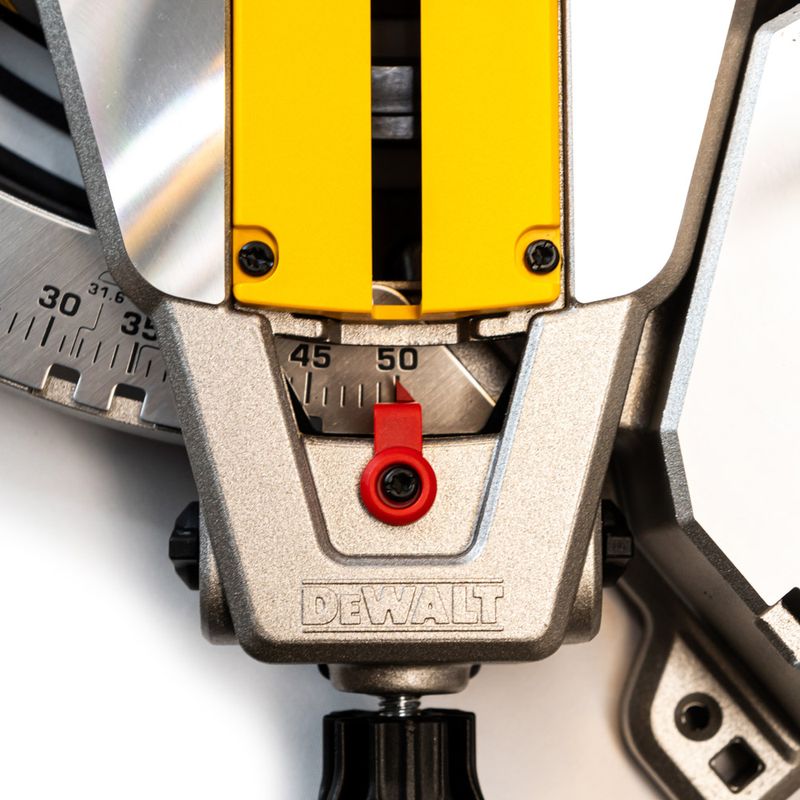 Sierra-ingletadora-DeWalt-DW715-con-un-cartabon-de-12-pulgadas-15-A