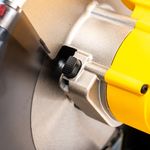 Sierra-ingletadora-DeWalt-DW715-con-un-cartabon-de-12-pulgadas-15-A